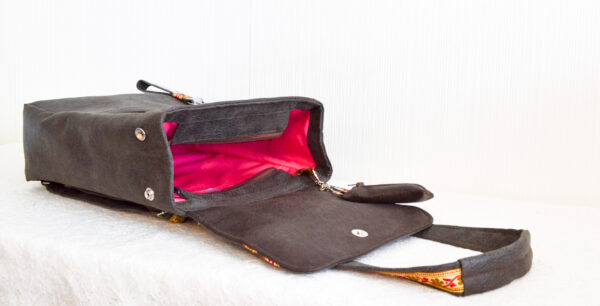 De la Rose seljakotid Eesti disain ja käsitöö, valminud mööblitööstuse kangajääkidest